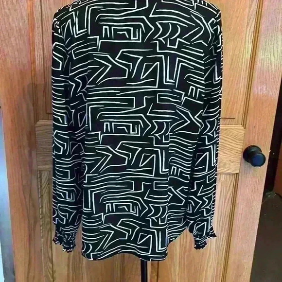 Worthington Black and White Smocked Cuff Long Sleeve V Neck Blouse Size L - Picture 7 of 9